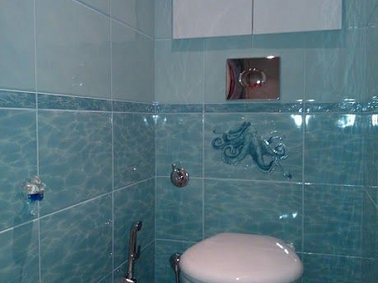 Ремонт туалета в голубых тонах