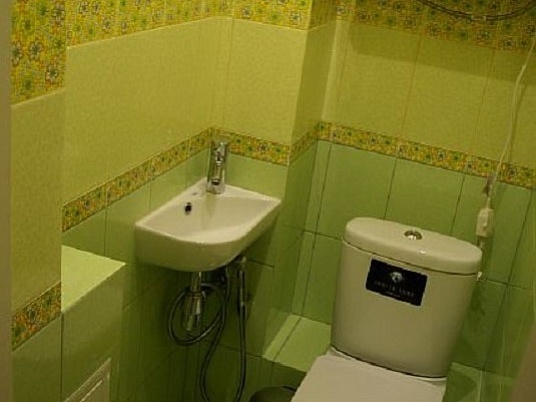 Ремонт туалета в зеленых тонах